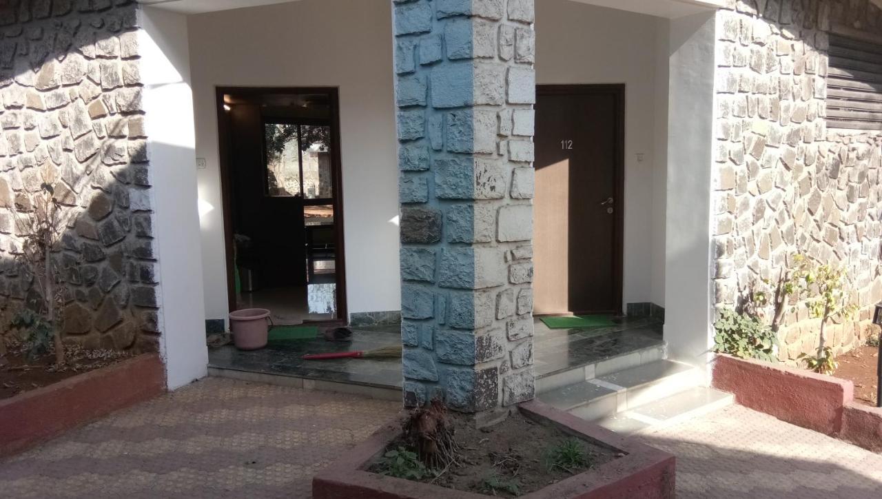 Mālegaon Caves County Resort מראה חיצוני תמונה
