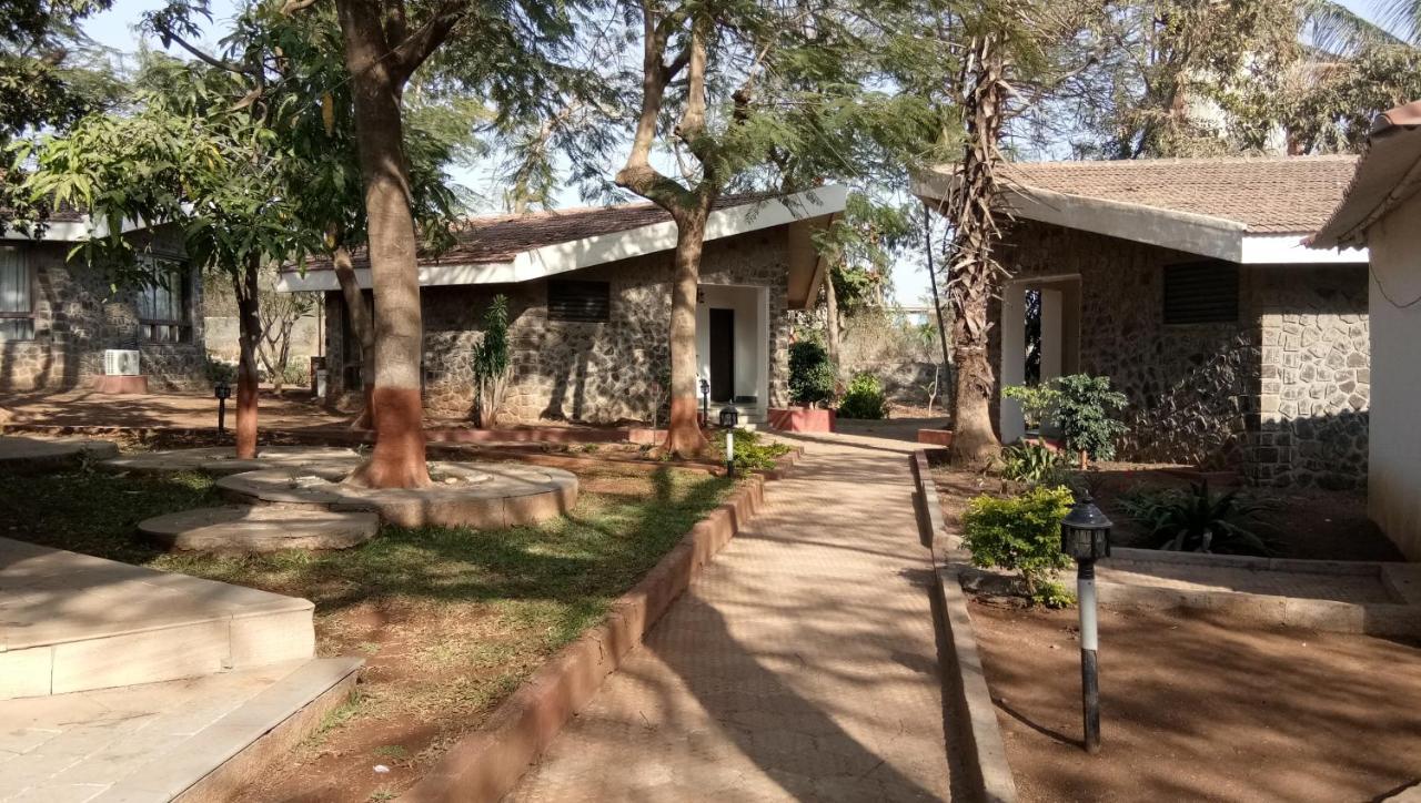 Mālegaon Caves County Resort מראה חיצוני תמונה