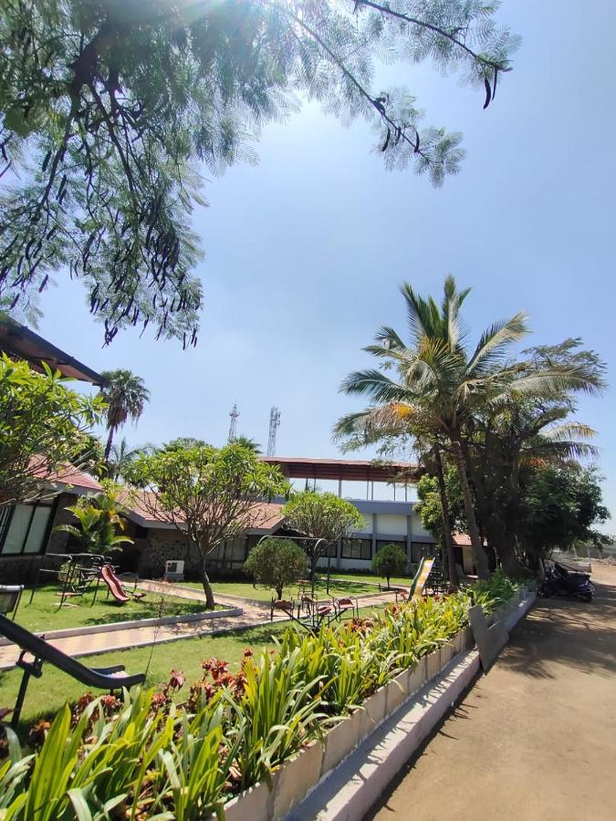 Mālegaon Caves County Resort מראה חיצוני תמונה