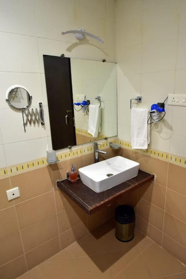 Mālegaon Caves County Resort מראה חיצוני תמונה
