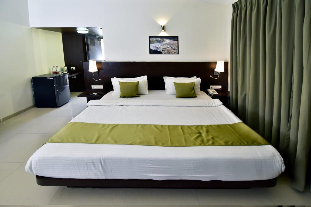 Mālegaon Caves County Resort מראה חיצוני תמונה