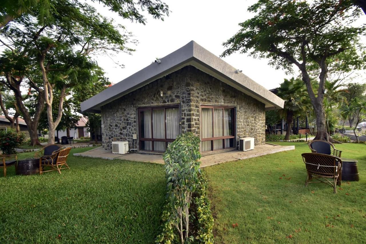 Mālegaon Caves County Resort מראה חיצוני תמונה