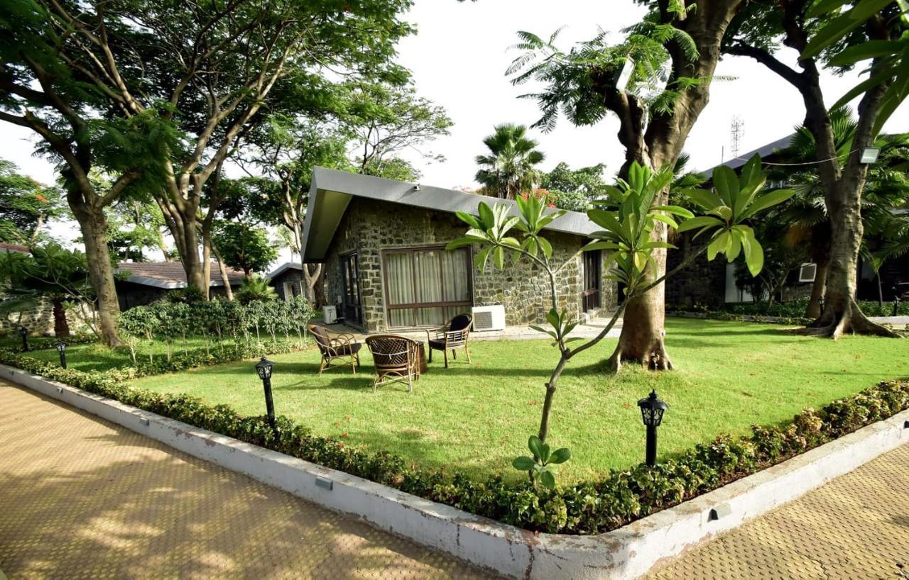 Mālegaon Caves County Resort מראה חיצוני תמונה