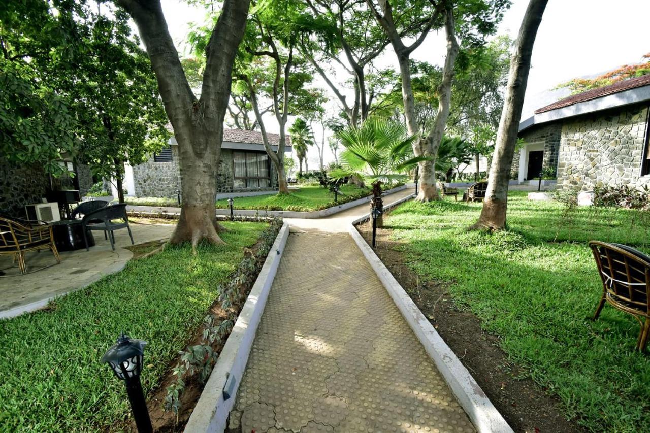 Mālegaon Caves County Resort מראה חיצוני תמונה