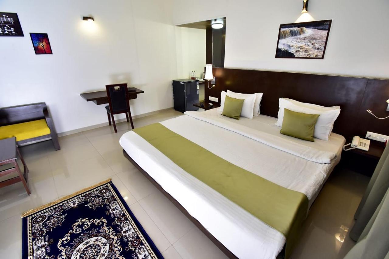 Mālegaon Caves County Resort מראה חיצוני תמונה