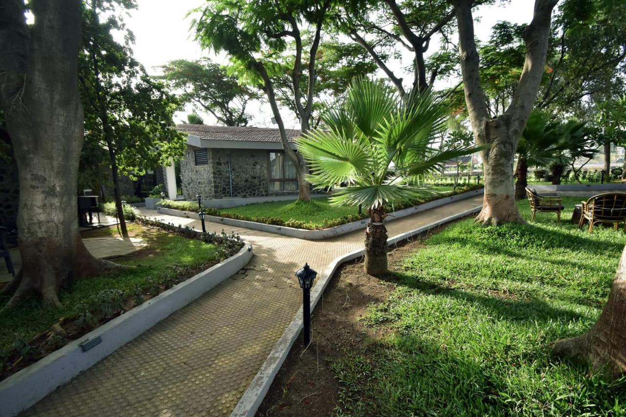 Mālegaon Caves County Resort מראה חיצוני תמונה