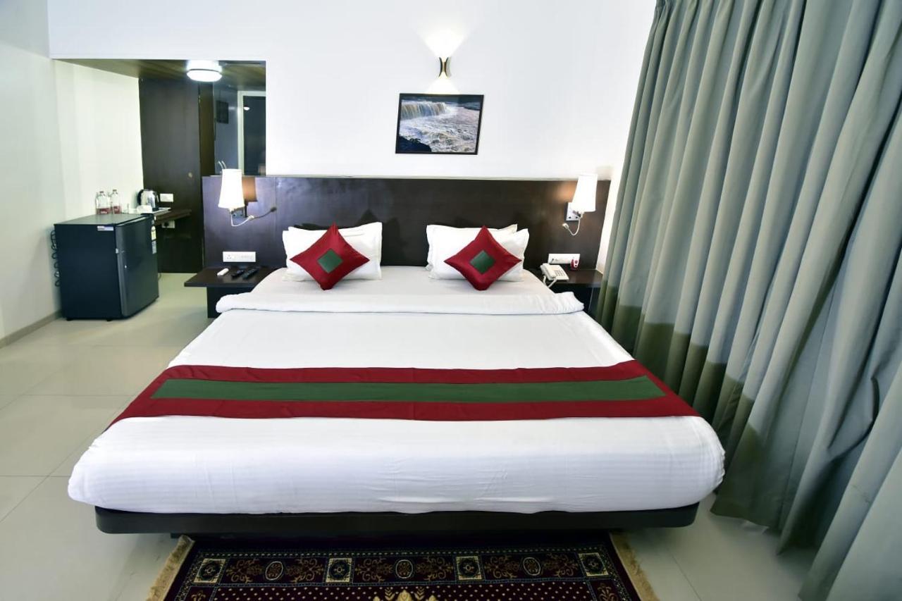 Mālegaon Caves County Resort מראה חיצוני תמונה