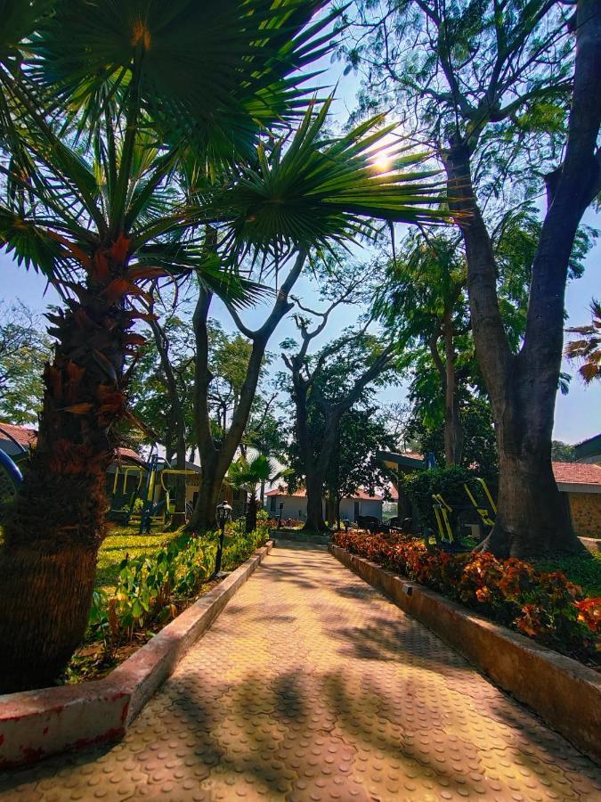 Mālegaon Caves County Resort מראה חיצוני תמונה